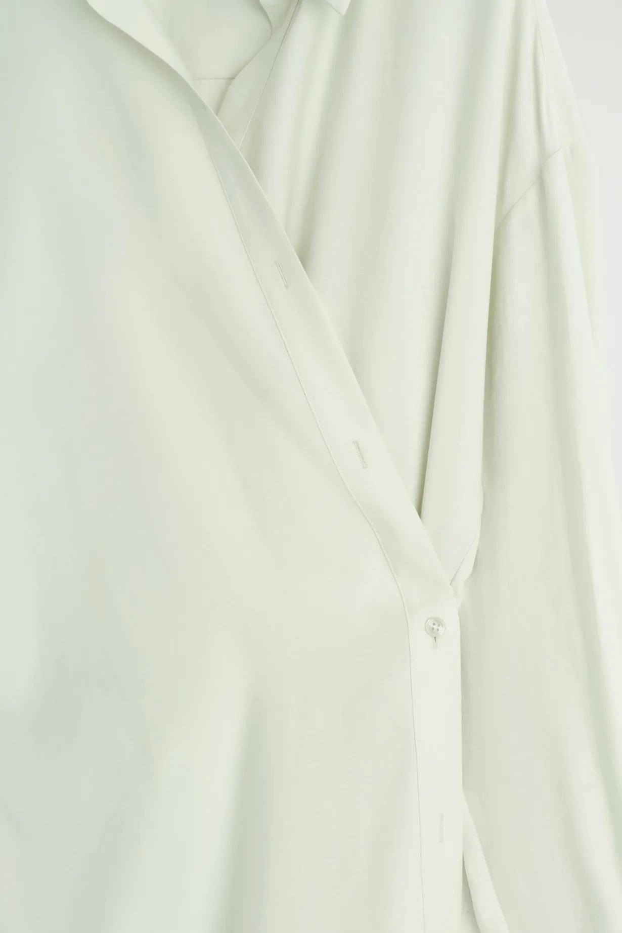 HEMDKLEID IN MIDILÄNGE UND WICKELOPTIK