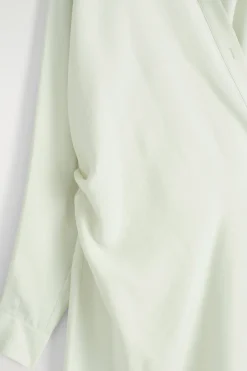 HEMDKLEID IN MIDILÄNGE UND WICKELOPTIK