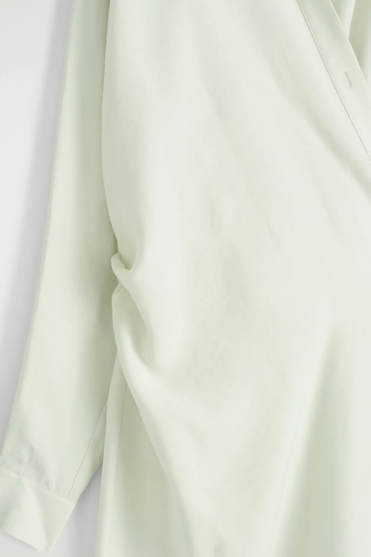 HEMDKLEID IN MIDILÄNGE UND WICKELOPTIK