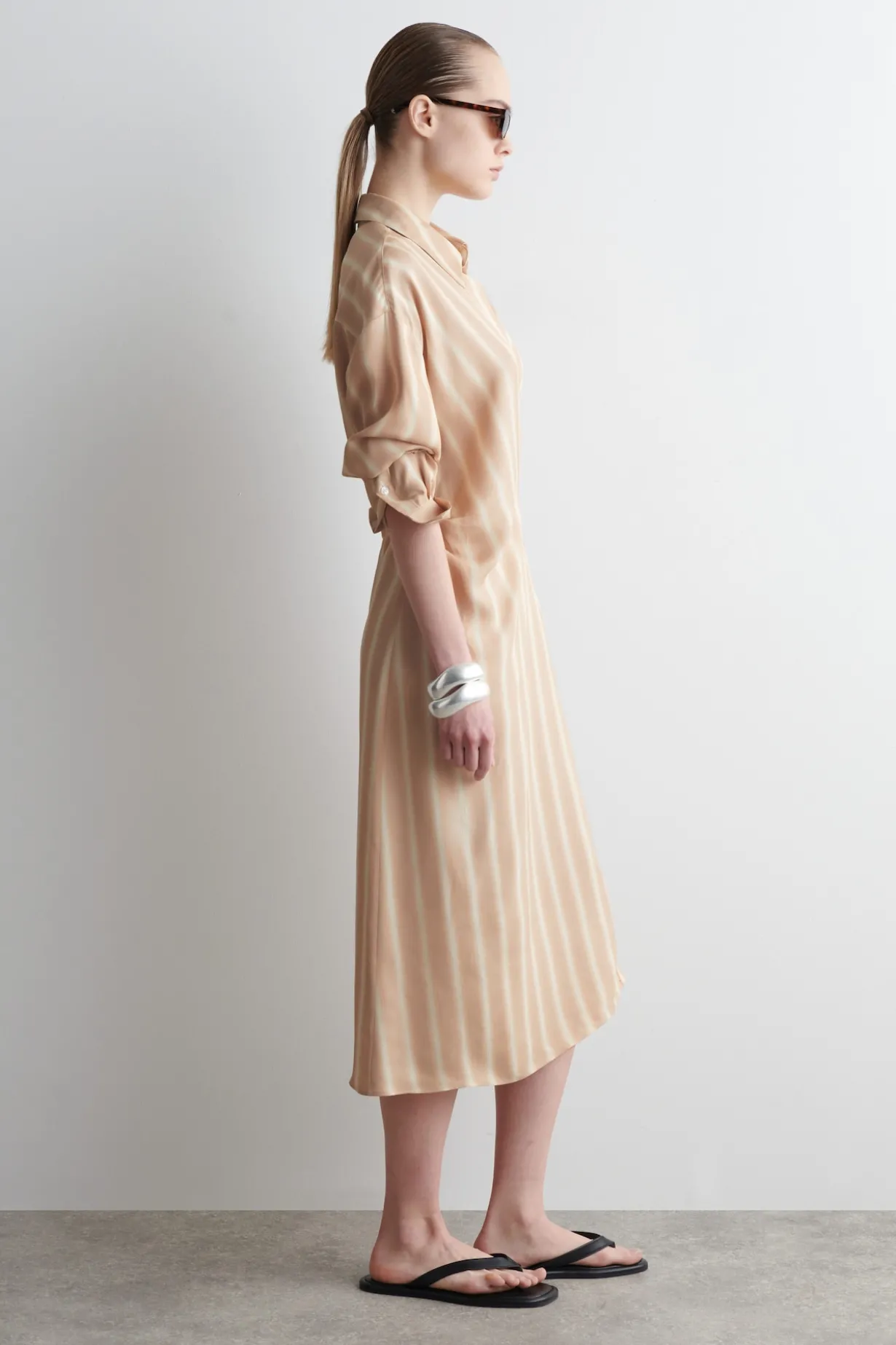 HEMDKLEID IN MIDILÄNGE UND WICKELOPTIK
