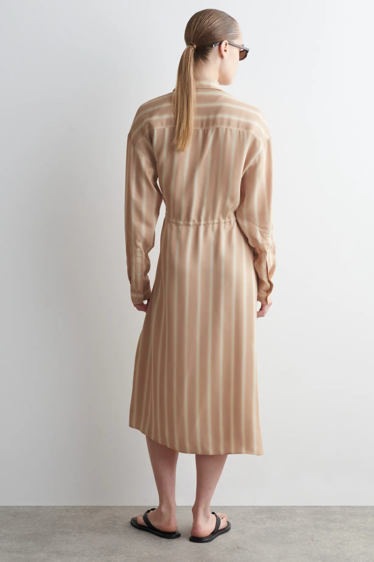 HEMDKLEID IN MIDILÄNGE UND WICKELOPTIK