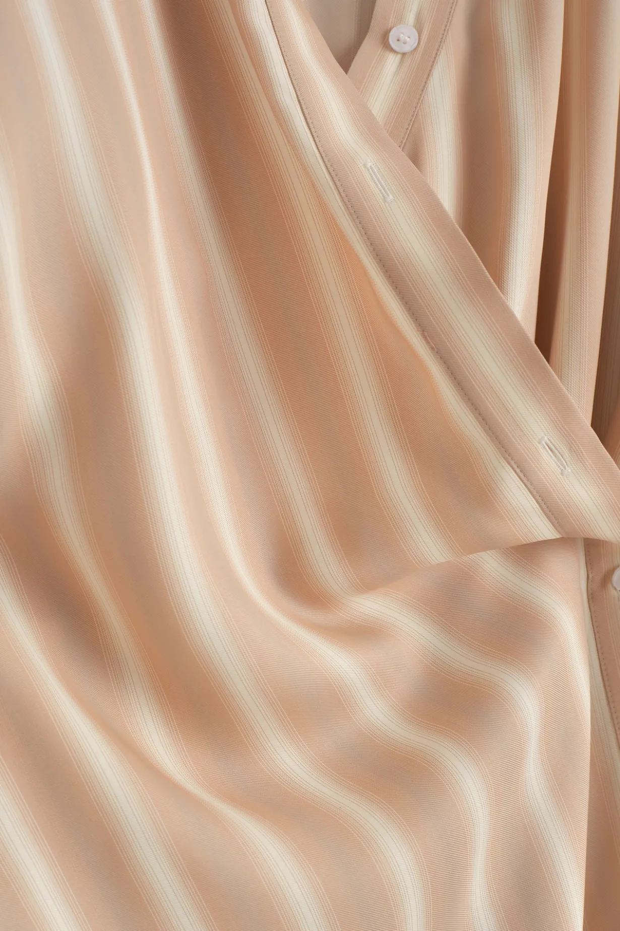 HEMDKLEID IN MIDILÄNGE UND WICKELOPTIK