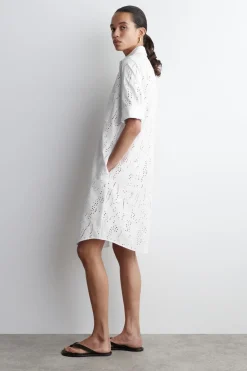 HEMDKLEID MIT LOCHSTICKEREI