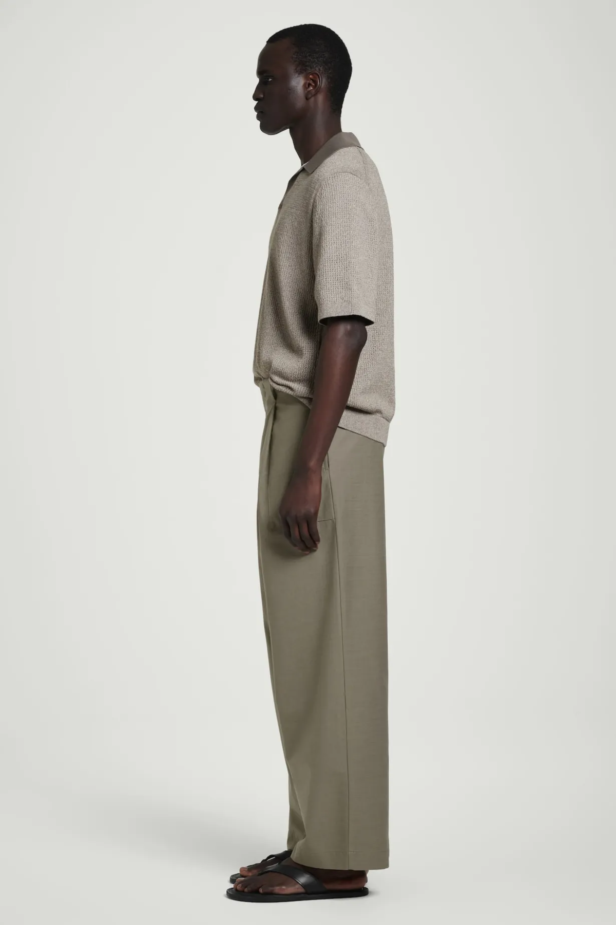 HOSE AUS BAUMWOLL-TWILL MIT WEITEM BEIN