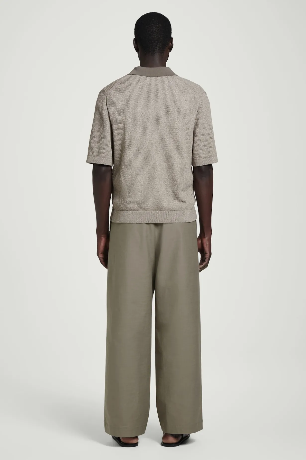 HOSE AUS BAUMWOLL-TWILL MIT WEITEM BEIN