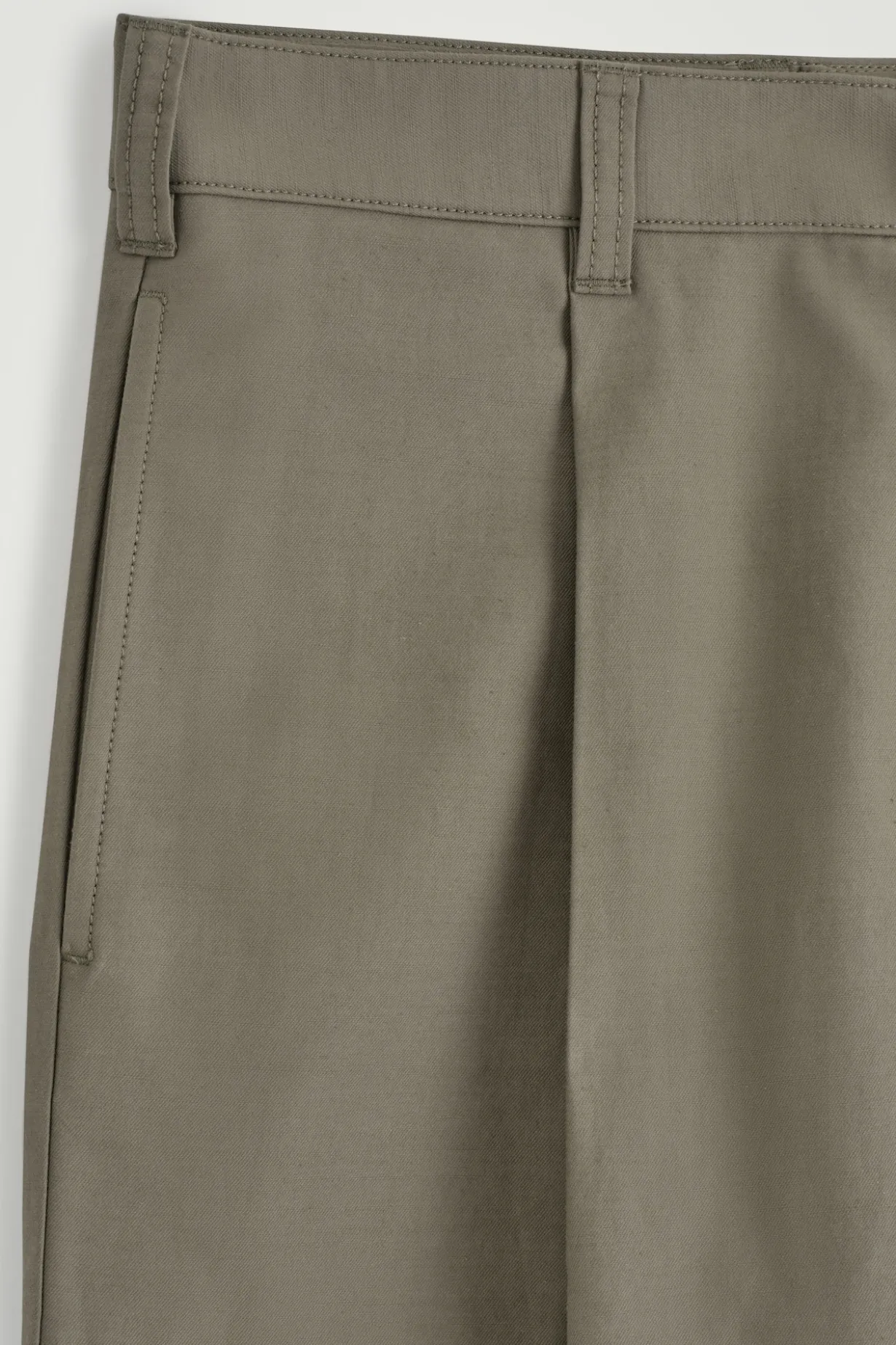 HOSE AUS BAUMWOLL-TWILL MIT WEITEM BEIN