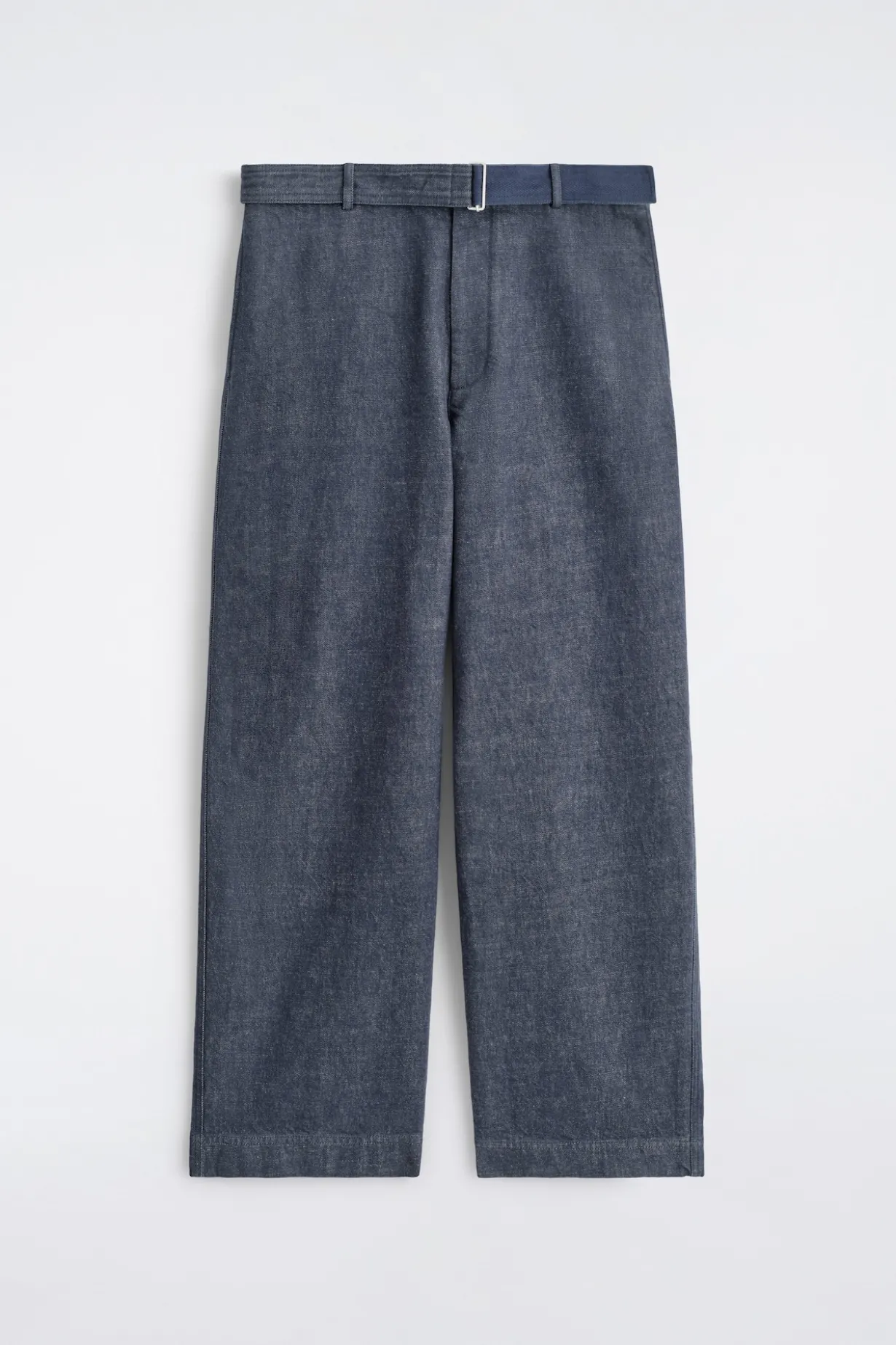 HOSE AUS DENIM MIT GERADEM BEIN UND GÜRTEL
