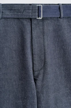 HOSE AUS DENIM MIT GERADEM BEIN UND GÜRTEL