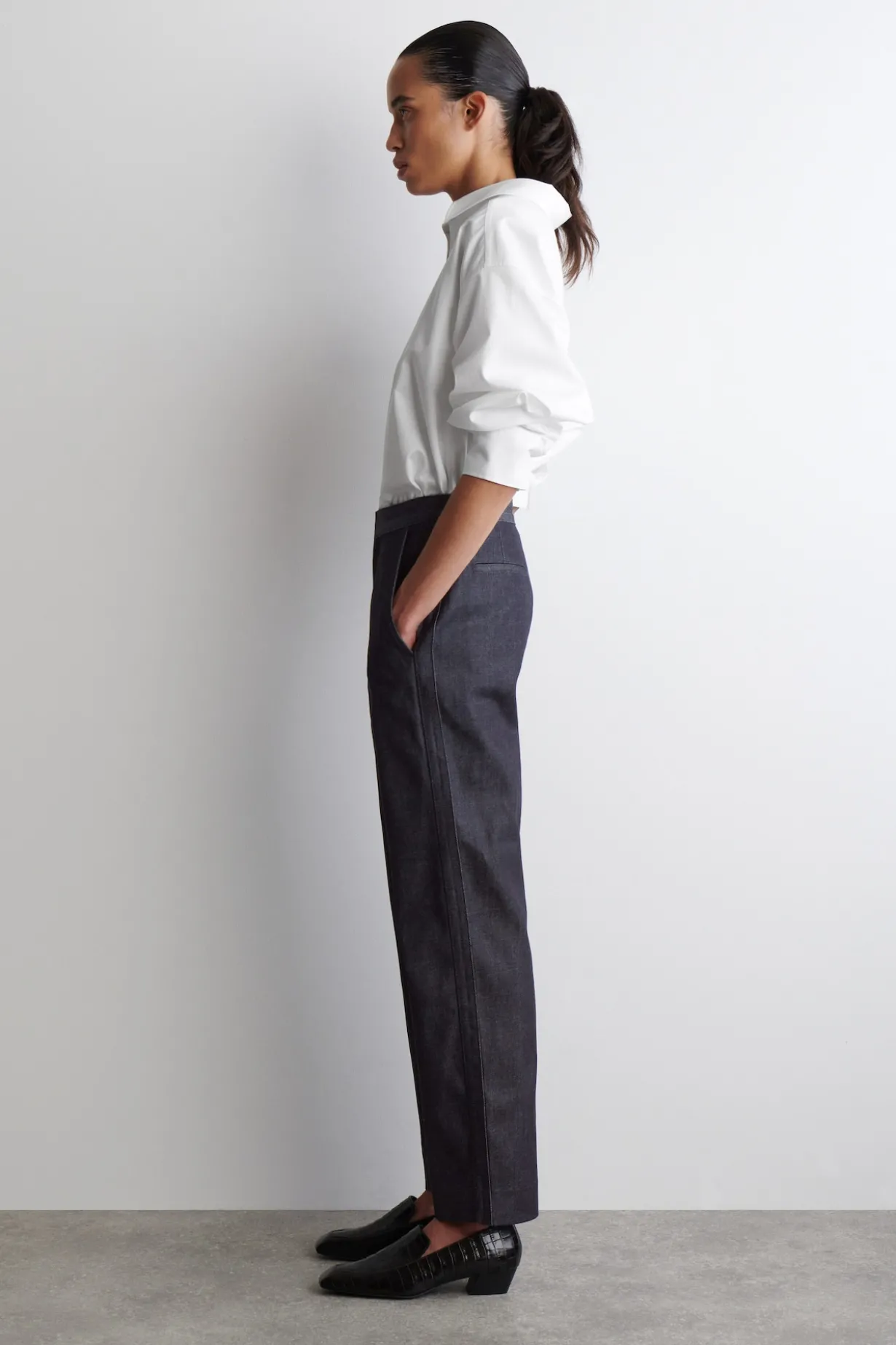 HOSE AUS DENIM MIT GERADEM BEIN