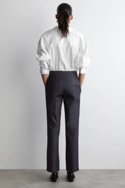 HOSE AUS DENIM MIT GERADEM BEIN
