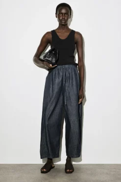 HOSE AUS DENIM MIT KORDELZUGBUND UND BARREL-BEIN