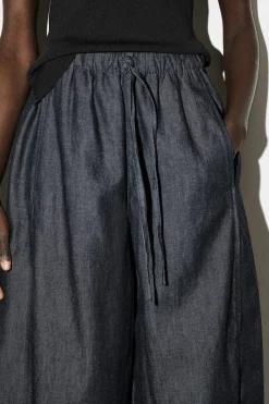 HOSE AUS DENIM MIT KORDELZUGBUND UND BARREL-BEIN
