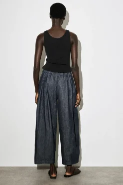 HOSE AUS DENIM MIT KORDELZUGBUND UND BARREL-BEIN