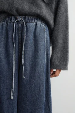 HOSE AUS DENIM MIT KORDELZUGBUND UND BARREL-BEIN
