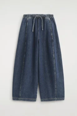 HOSE AUS DENIM MIT KORDELZUGBUND UND BARREL-BEIN