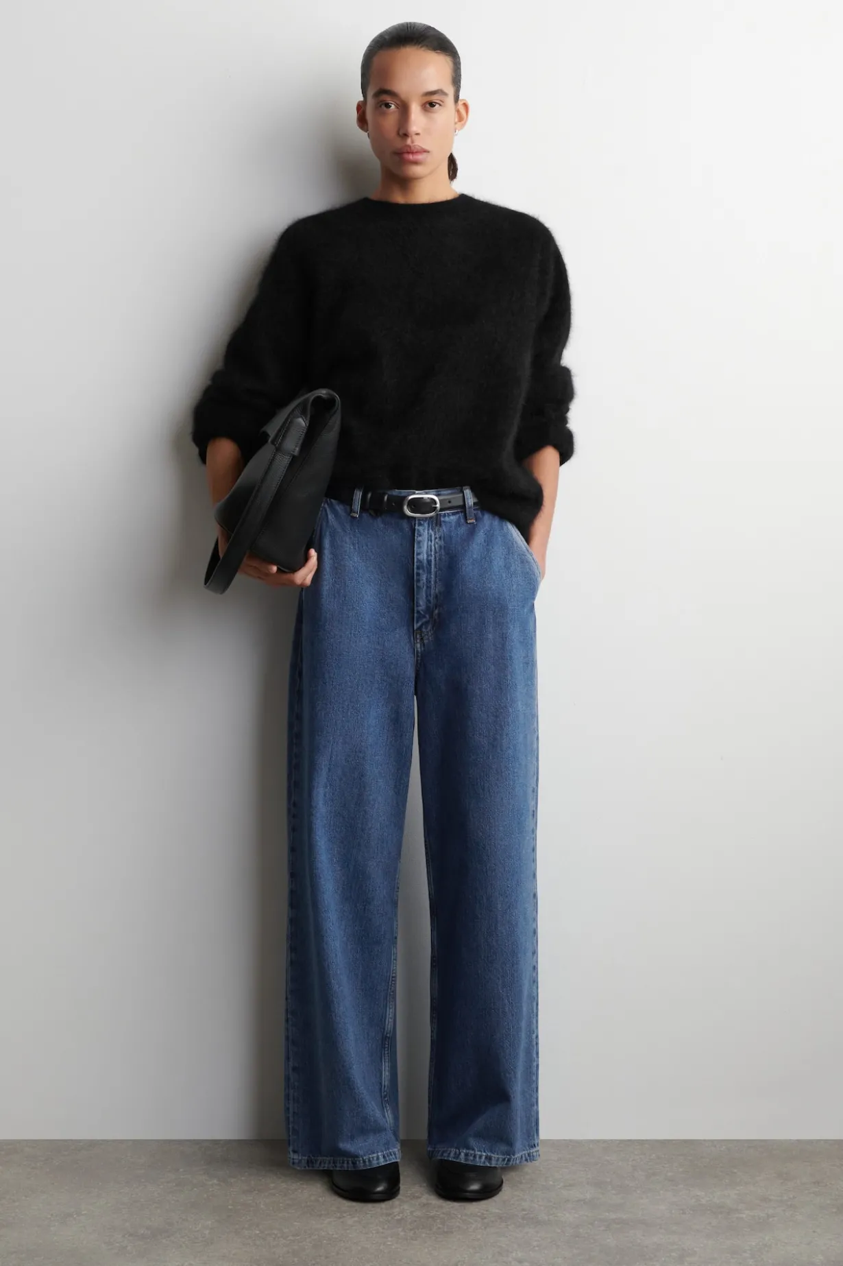 HOSE AUS DENIM MIT WEITEM BEIN