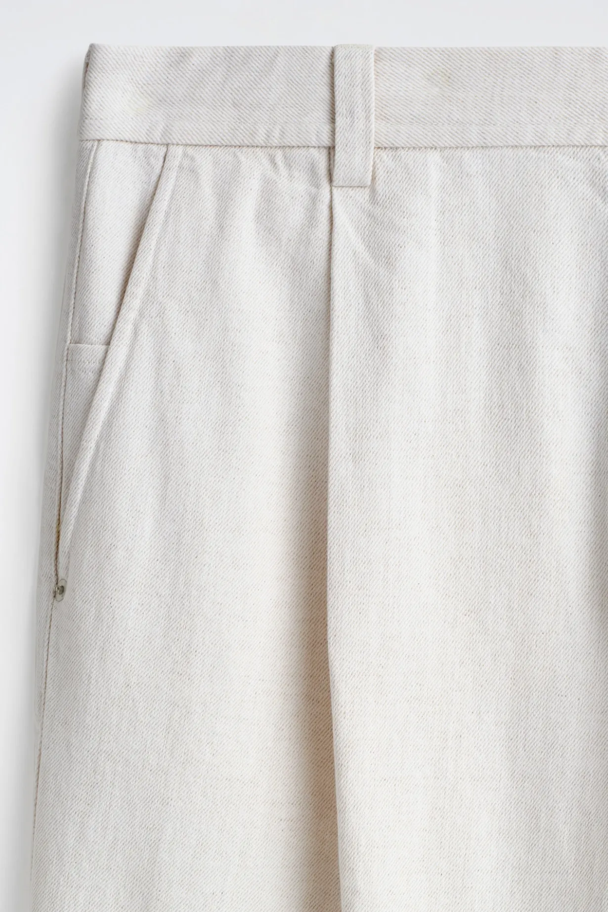 HOSE AUS DENIM MIT WEITEM BEIN UND BÜGELFALTEN