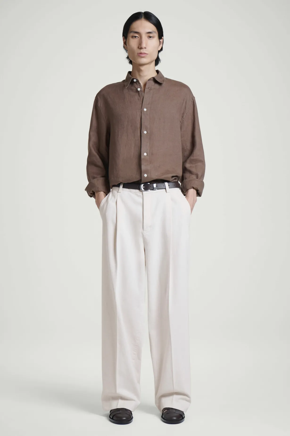 HOSE AUS DENIM MIT WEITEM BEIN UND BÜGELFALTEN