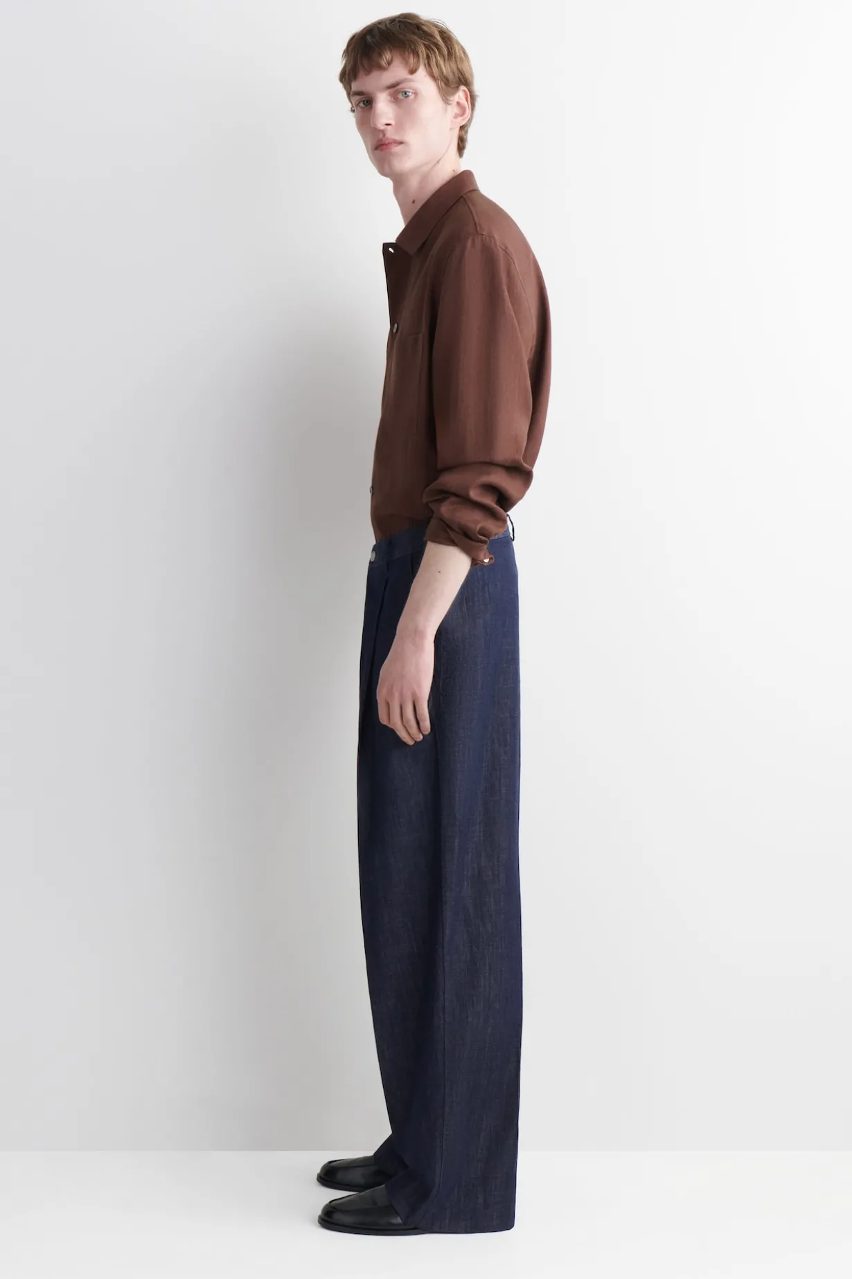 HOSE AUS DENIM MIT WEITEM BEIN UND BÜGELFALTEN
