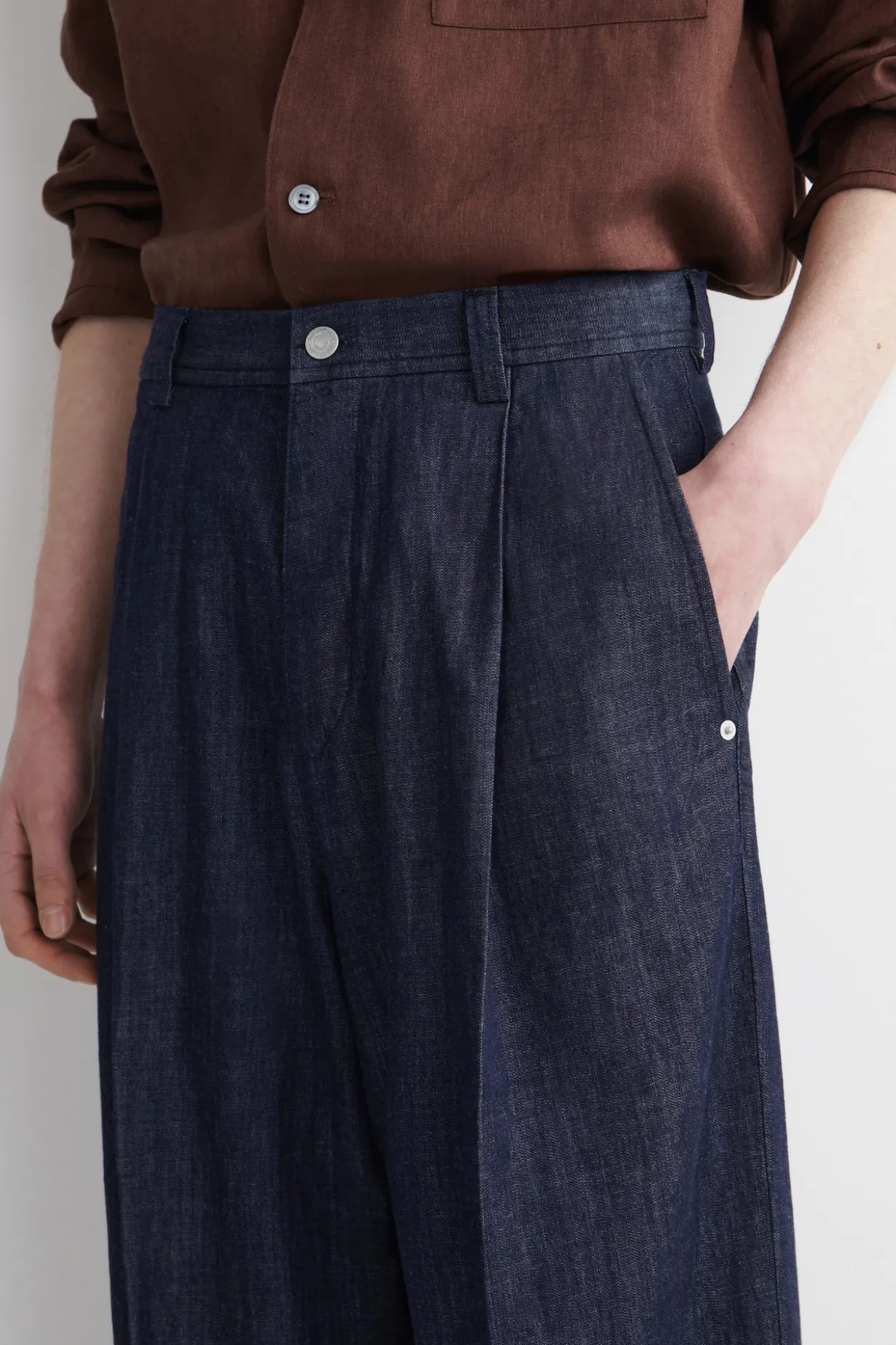 HOSE AUS DENIM MIT WEITEM BEIN UND BÜGELFALTEN