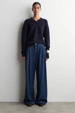 HOSE AUS DENIM MIT WEITEM BEIN UND BÜGELFALTEN