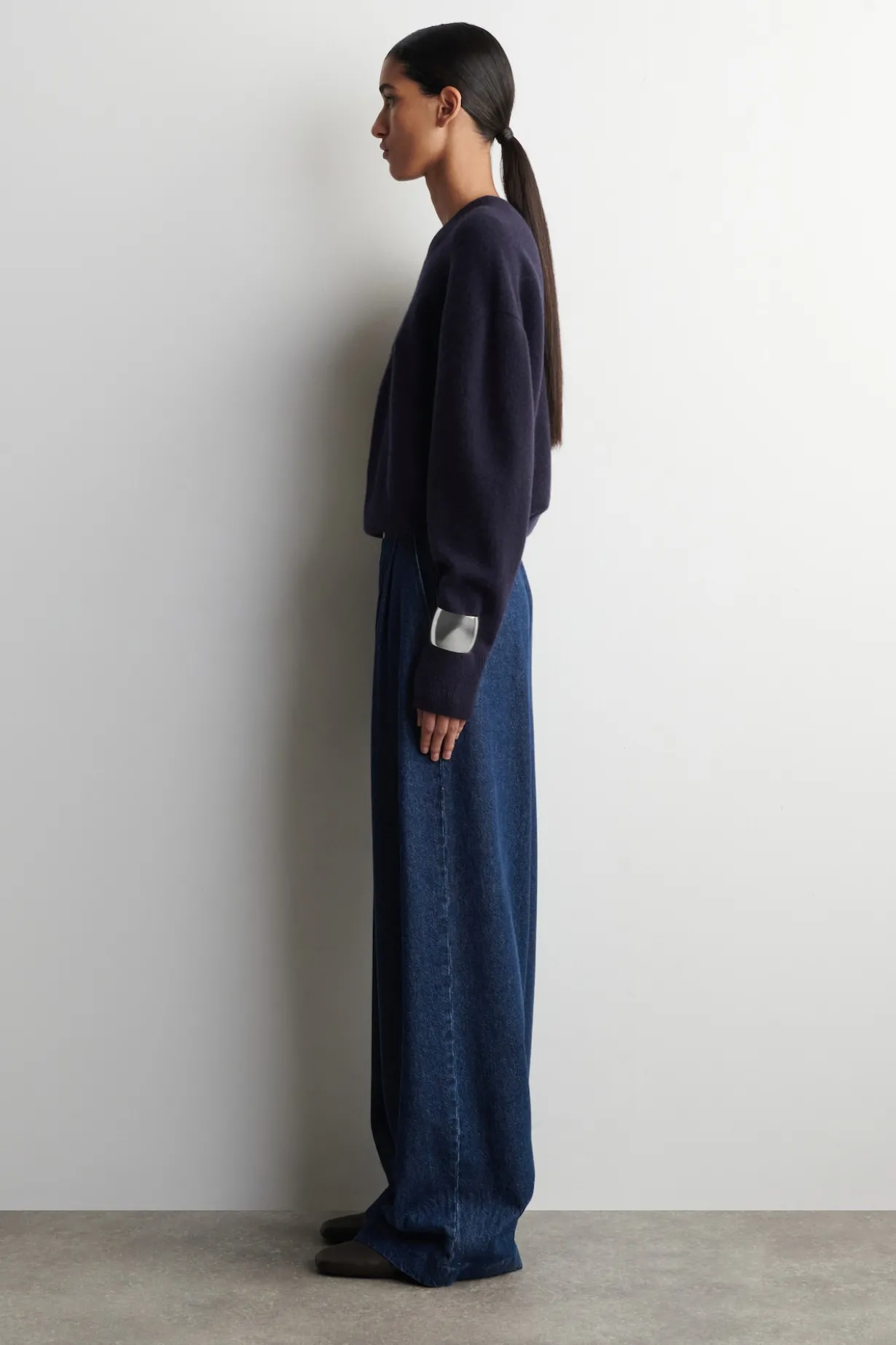 HOSE AUS DENIM MIT WEITEM BEIN UND BÜGELFALTEN