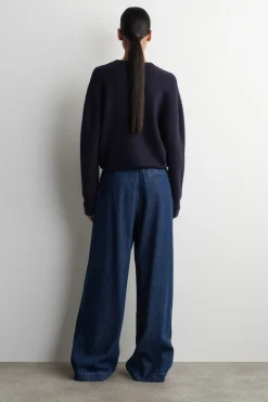 HOSE AUS DENIM MIT WEITEM BEIN UND BÜGELFALTEN