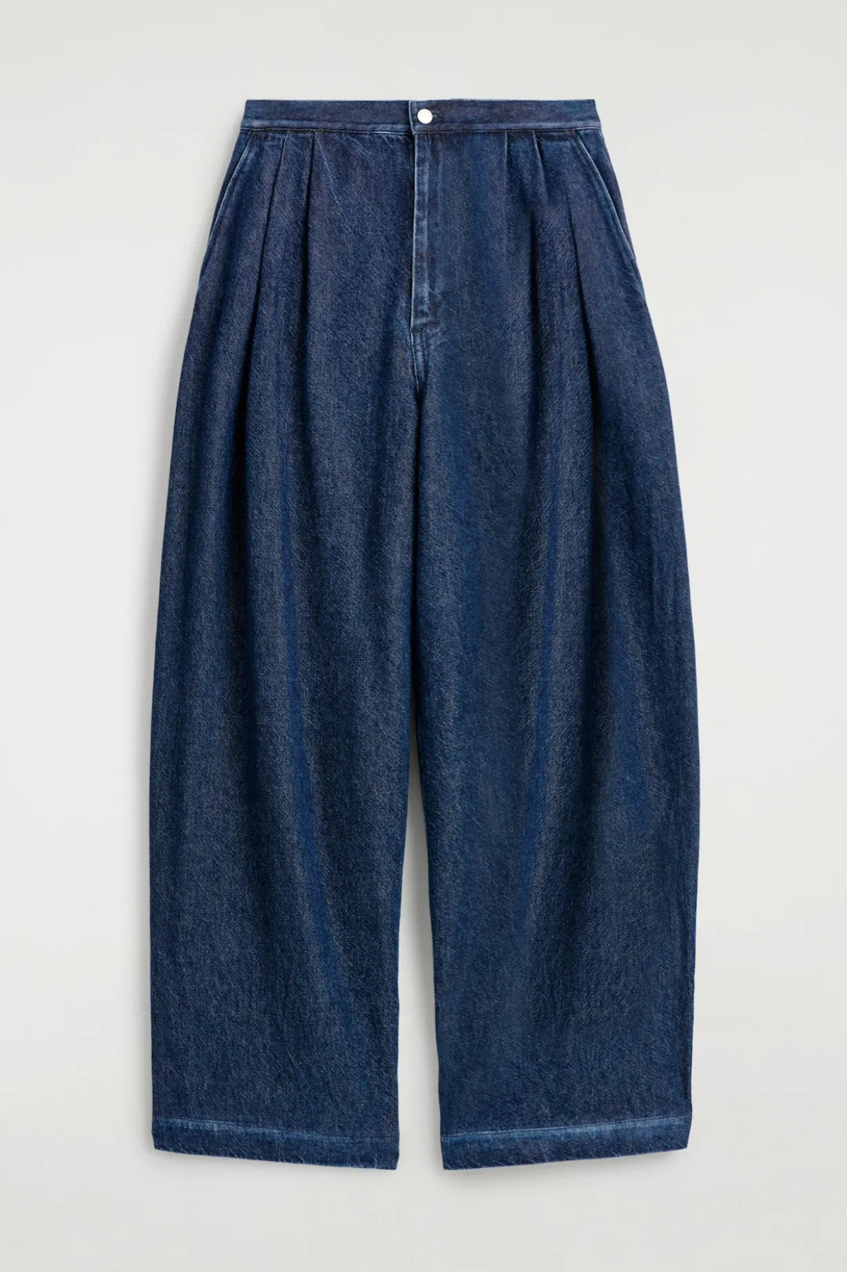HOSE AUS DENIM MIT WEITEM BEIN UND BÜGELFALTEN