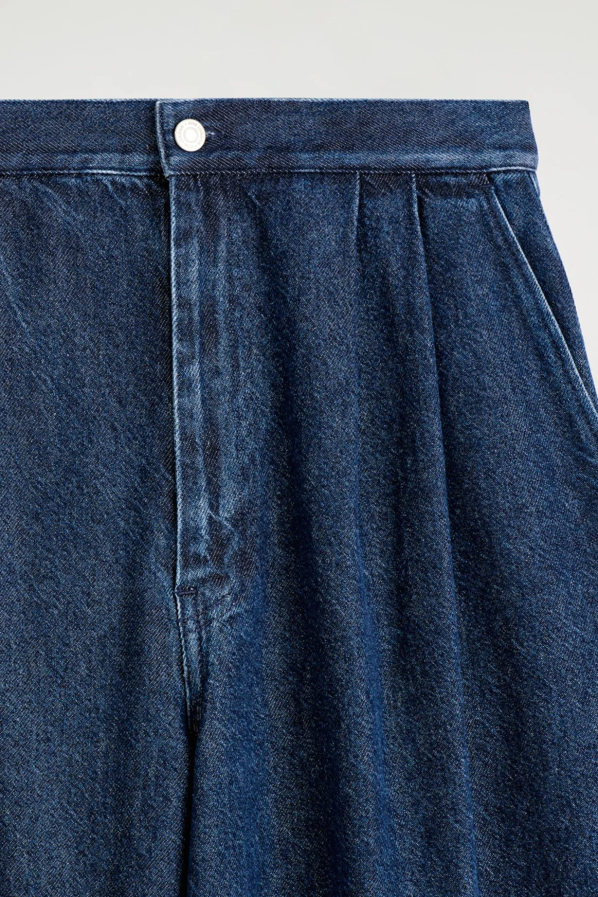 HOSE AUS DENIM MIT WEITEM BEIN UND BÜGELFALTEN