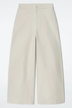 HOSE AUS DENIM MIT WEITEM BEIN