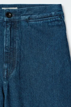 HOSE AUS DENIM MIT WEITEM BEIN