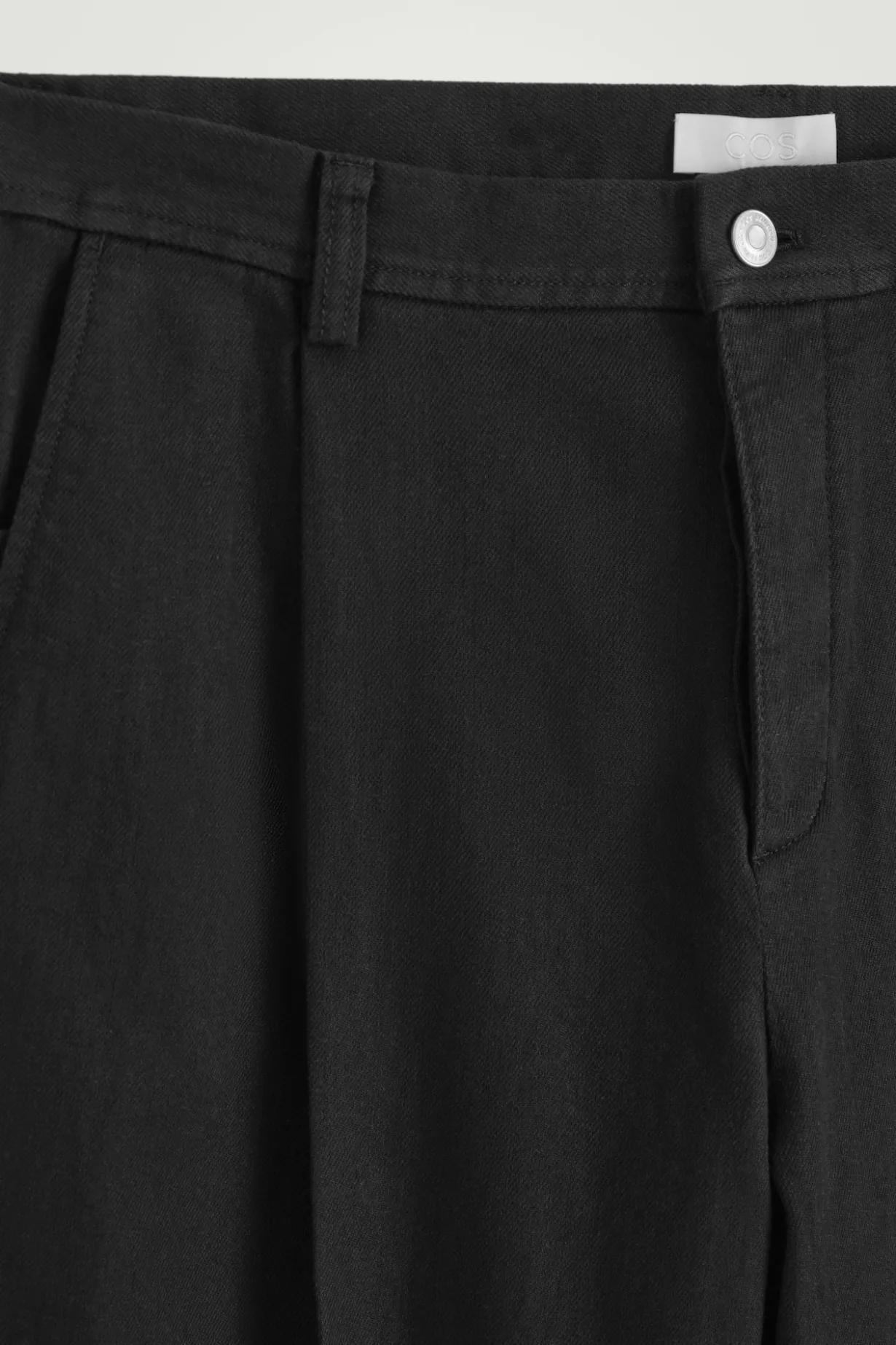 HOSE AUS DENIM MIT WEITEM BEIN UND BÜGELFALTEN