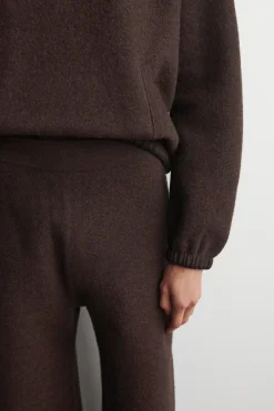 HOSE AUS GEKOCHTER MERINOWOLLE MIT WEITEM BEIN