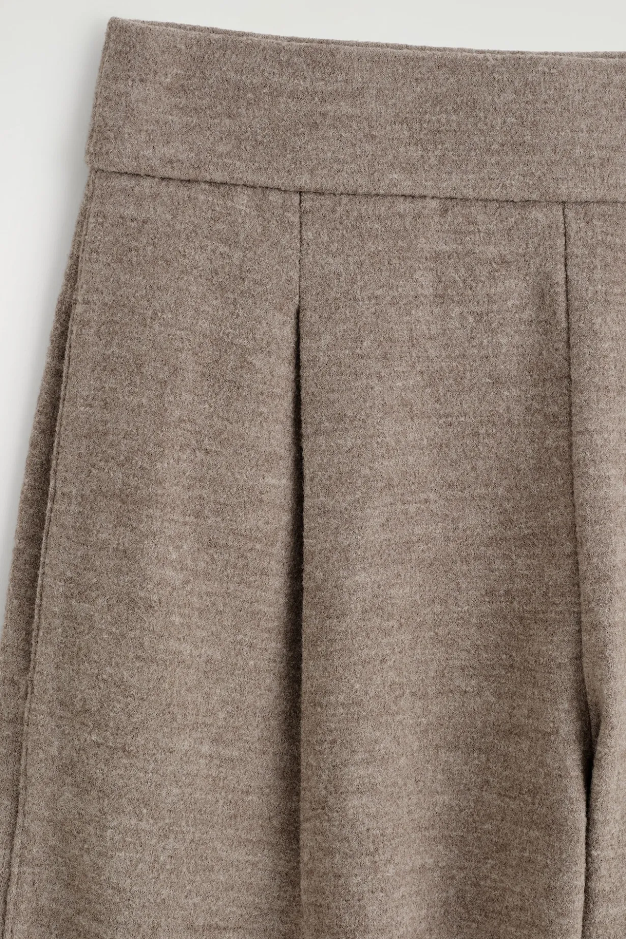 HOSE AUS KOCHWOLLE MIT BARREL-BEIN