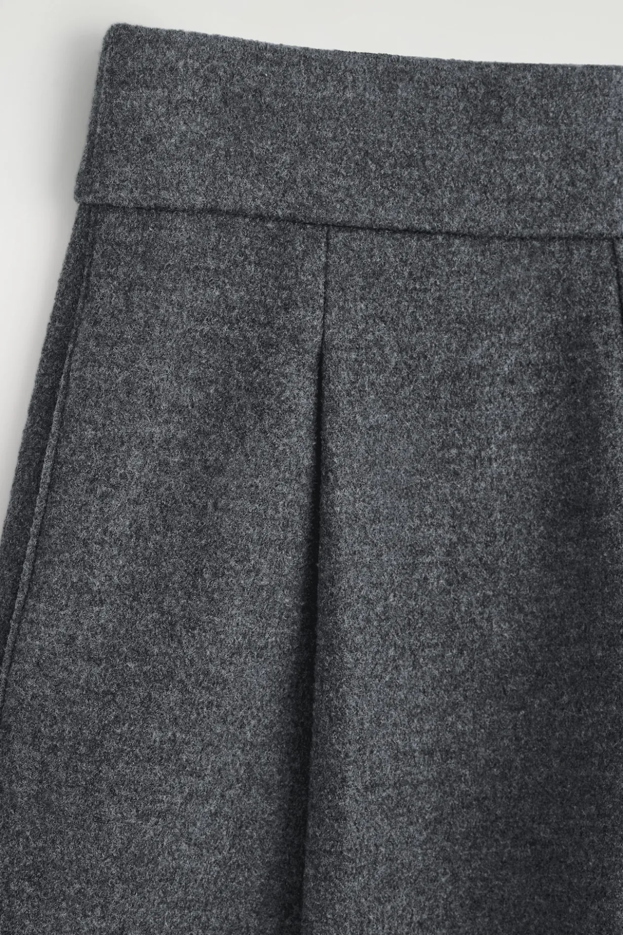 HOSE AUS KOCHWOLLE MIT BARREL-BEIN
