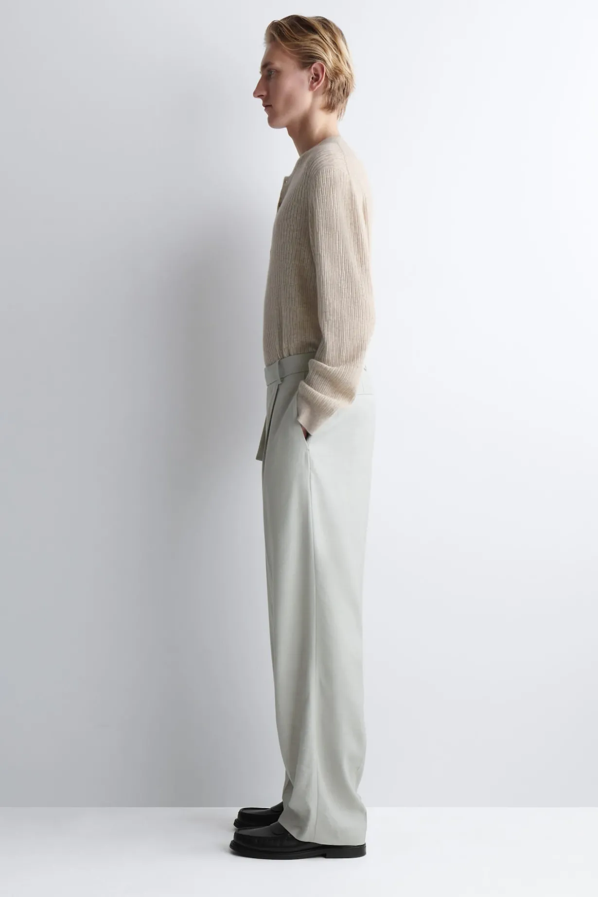 HOSE AUS LEINEN-MIX MIT WEITEM BEIN UND GÜRTEL