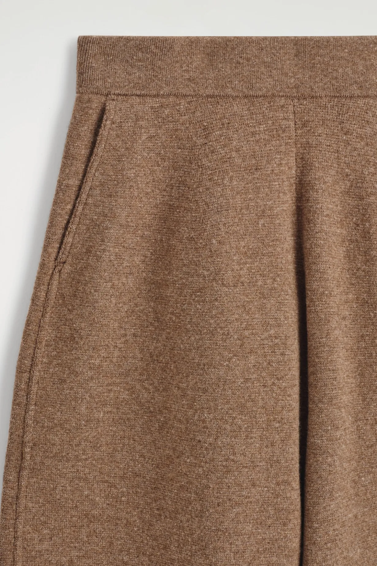 HOSE AUS MERINOWOLLE MIT BARREL-BEIN