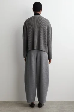 HOSE AUS MERINOWOLLE MIT BARREL-BEIN