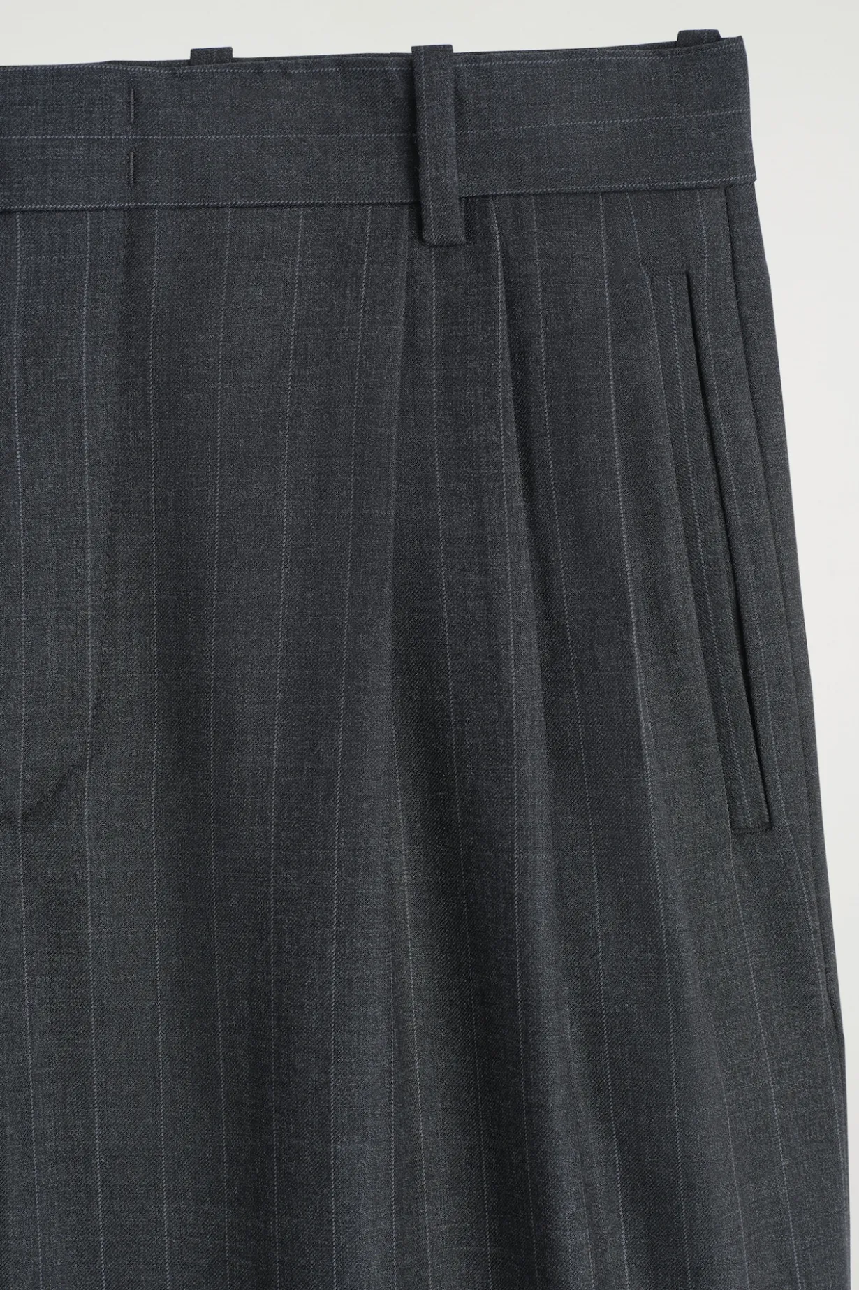 HOSE AUS MERINOWOLLE MIT WEITEM BEIN