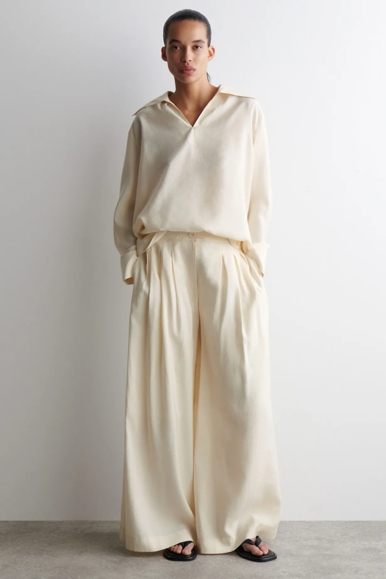 HOSE AUS MODAL MIT WEITEM BEIN UND FALTEN