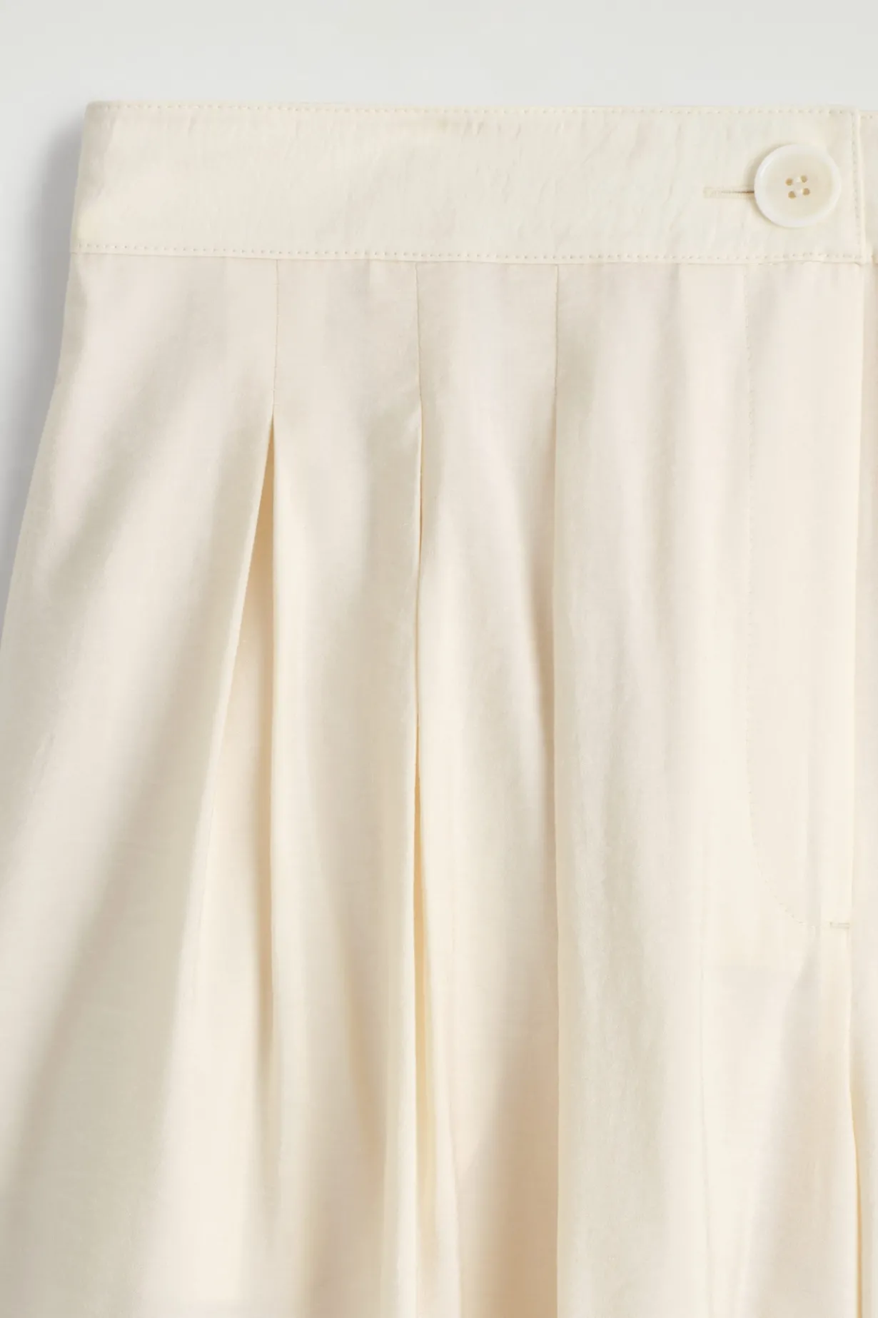 HOSE AUS MODAL MIT WEITEM BEIN UND FALTEN