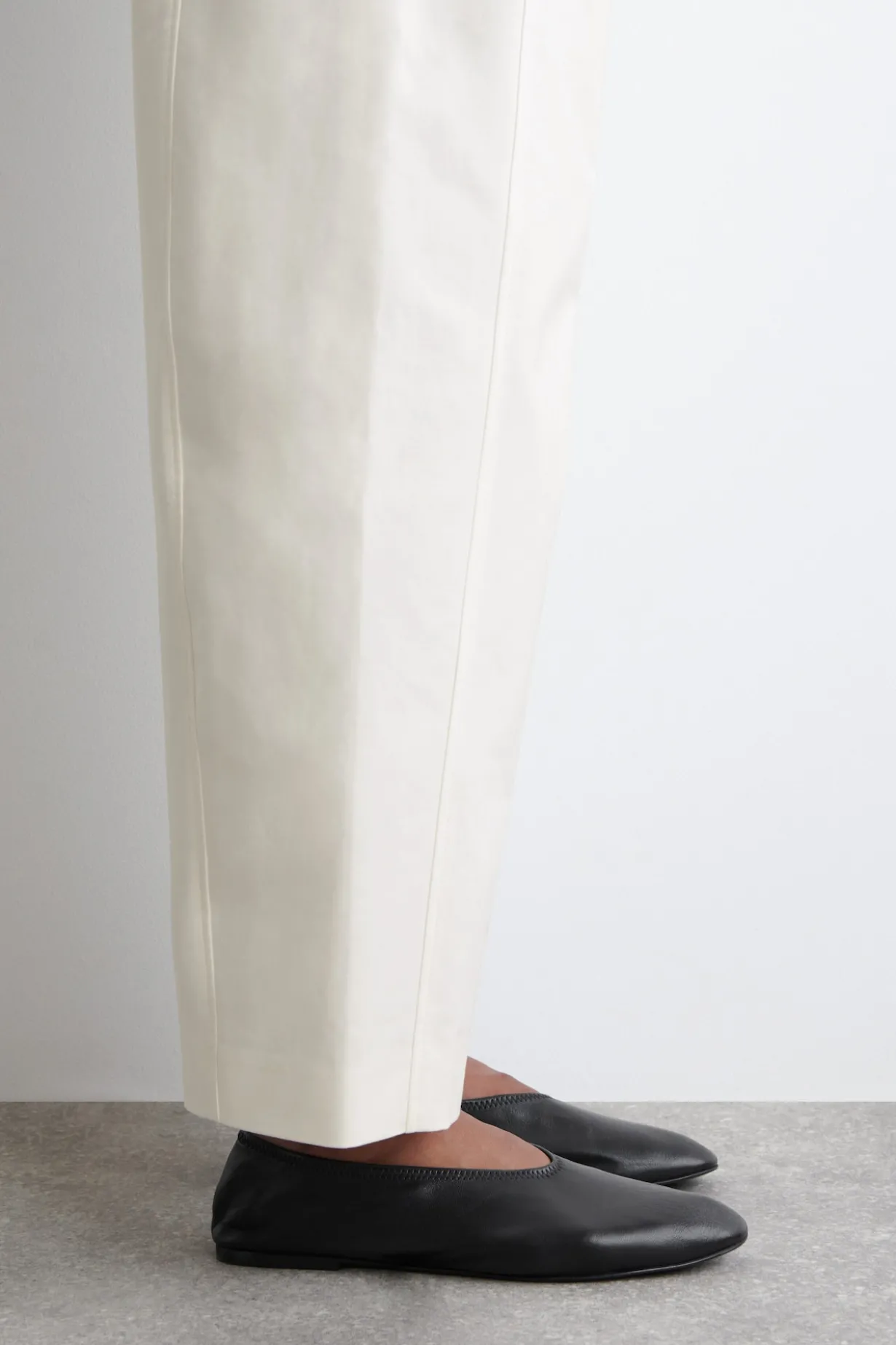 HOSE AUS PIMA-BAUMWOLLE MIT BARREL-BEIN