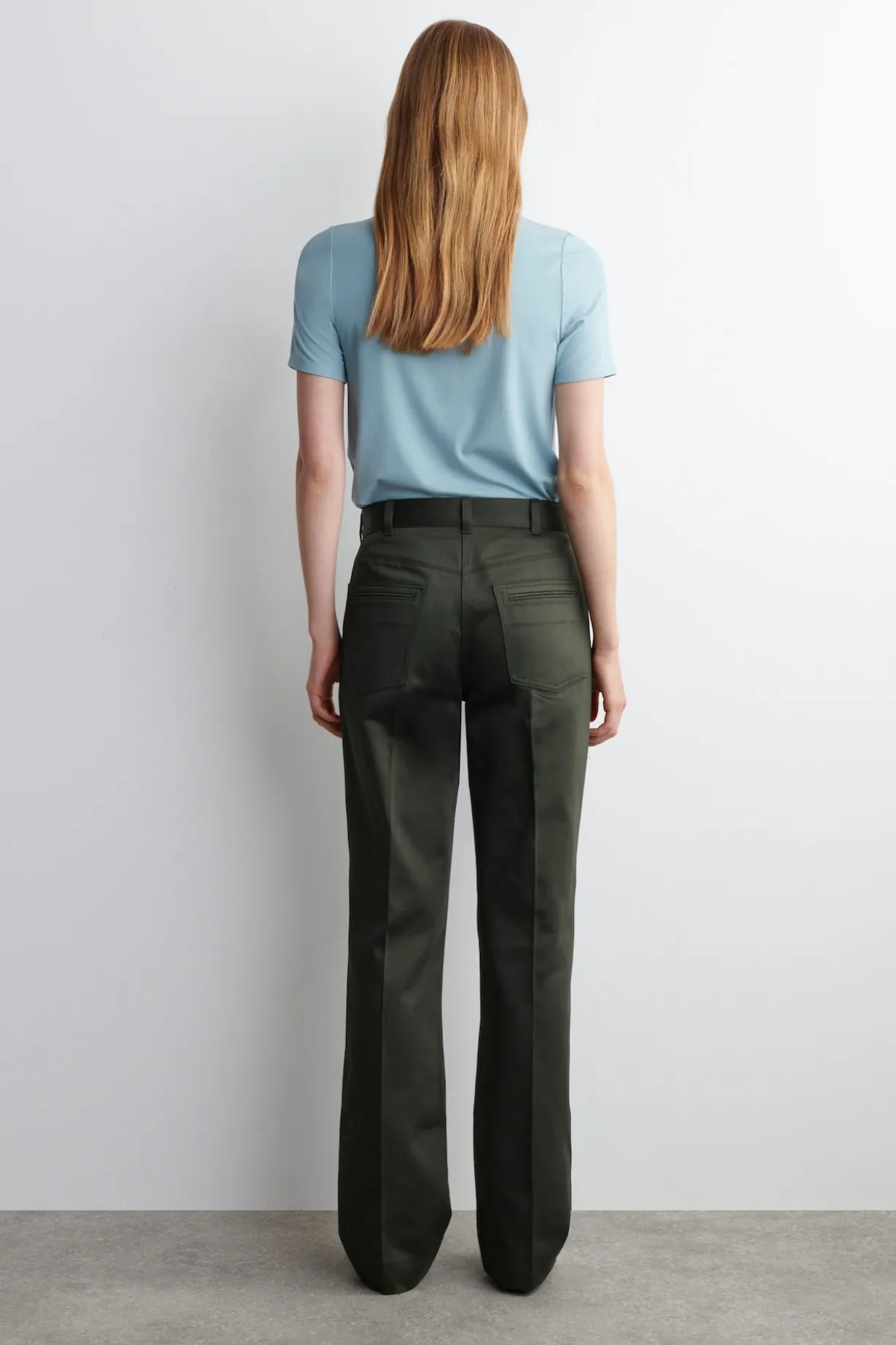 HOSE AUS SATIN MIT GERADEM BEIN