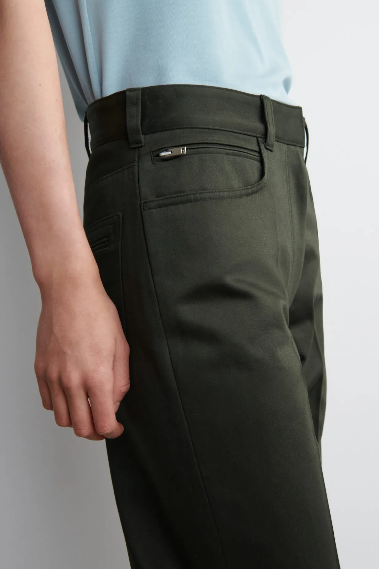 HOSE AUS SATIN MIT GERADEM BEIN