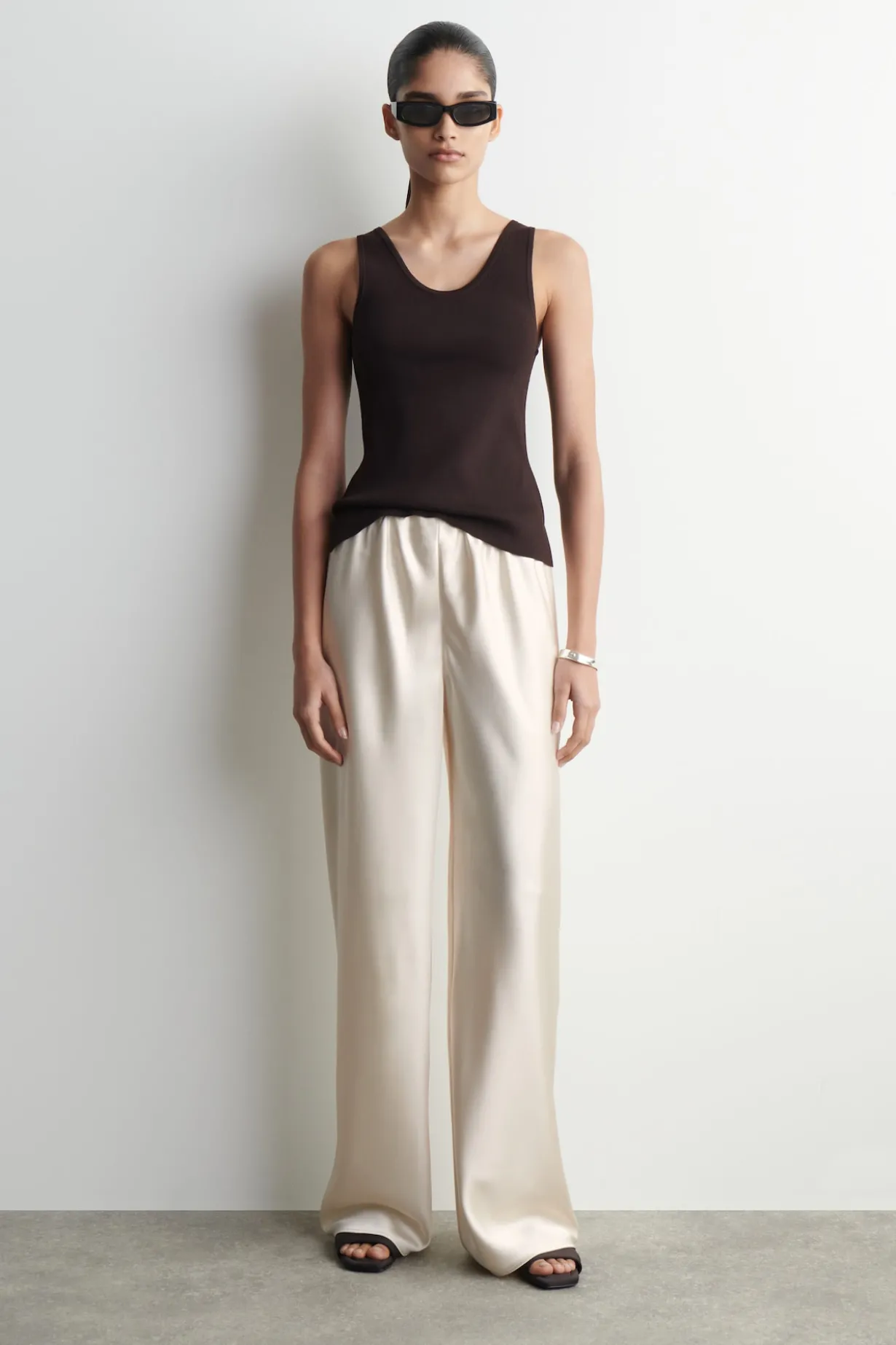 HOSE AUS SATIN MIT WEITEM BEIN