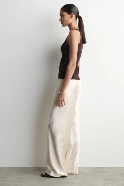HOSE AUS SATIN MIT WEITEM BEIN