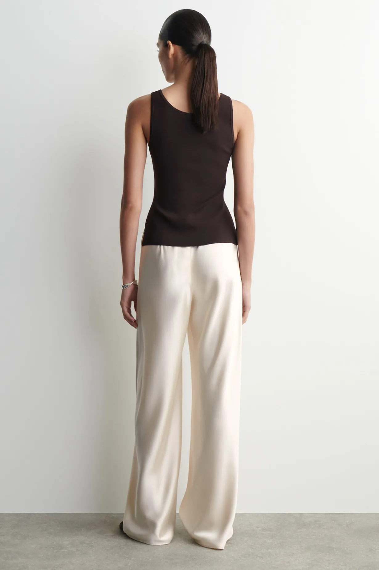 HOSE AUS SATIN MIT WEITEM BEIN