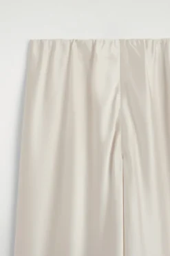 HOSE AUS SATIN MIT WEITEM BEIN