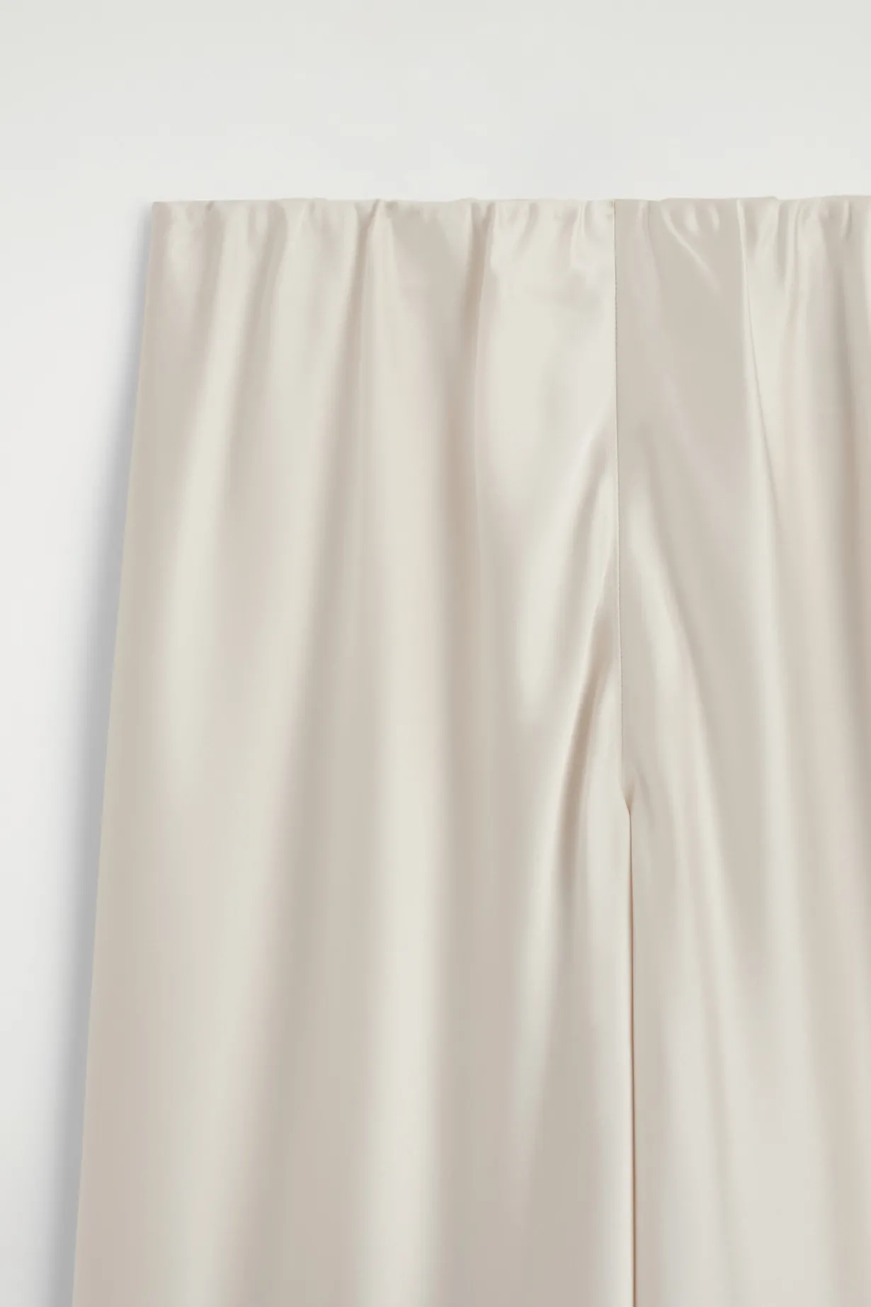 HOSE AUS SATIN MIT WEITEM BEIN