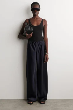 HOSE AUS SATIN MIT WEITEM BEIN